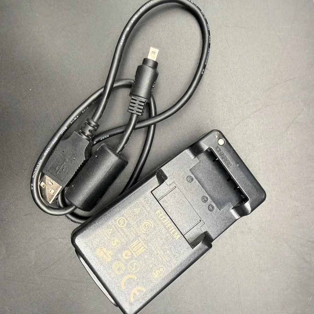 Fujifilm Digital Camera Battery Charger BC-45C for Fuji NP-45 Batteries Genuine‎